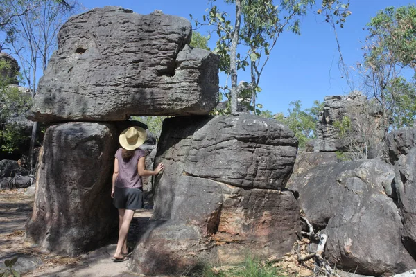 Mulher visita turística no The Lost City Litchfield National Park Não — Fotografia de Stock