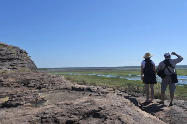 Toeristisch paar wandelen op Ubirr Rock Art site in Kakadu National — Stockfoto