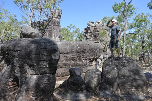 Hombre visita turística en la Ciudad Perdida Parque Nacional Litchfield Nort —  Fotos de Stock