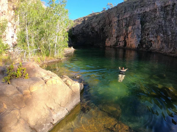 Mujer nadando en el pozo de agua de Maguk Falls en Barramundi Gorge en K —  Fotos de Stock