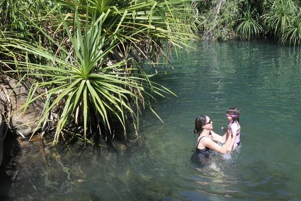 Mor och dotter ha kul i Berry Springs naturreservat i — Stockfoto