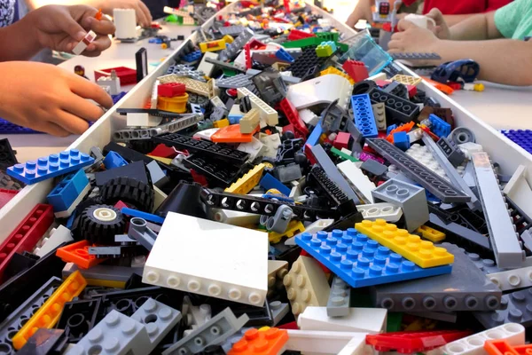 Діти грають з цегли LEGO — стокове фото