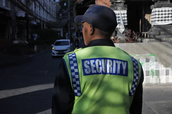 Persona de seguridad vigilando la calle principal en Kuta Bali Indonesia —  Fotos de Stock