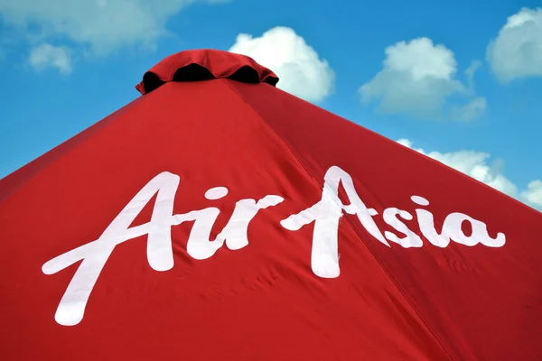 Air Asia logo op parasol — Stockfoto