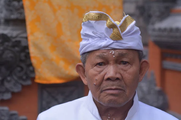 Senior Balinese man firar Galungan Kuningan semester i BA — Stockfoto