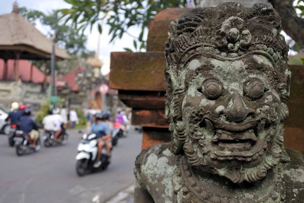 Trafik på huvudvägen i Ubud Bali Indonesien — Stockfoto