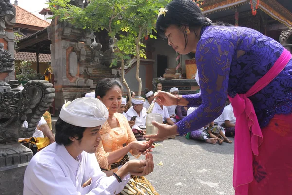 Balinesisk familj firar Galungan Kuningan semester i Bali I — Stockfoto