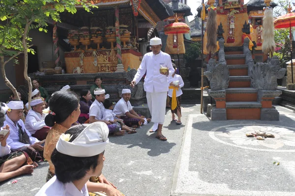 Galungan Kunin kutlayan Hindu rahip nimet Bali aile
