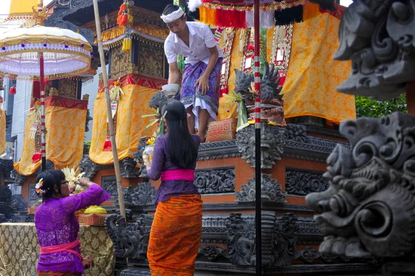 Familia balinesa que celebra las vacaciones de Galungan Kuningan en Bali I —  Fotos de Stock