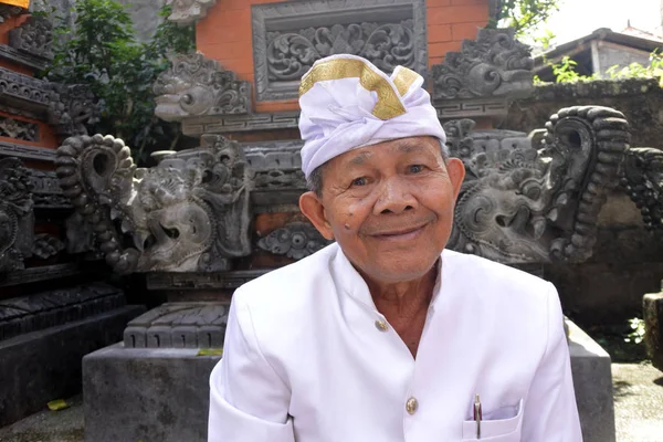 Hombre balinés mayor celebrando las vacaciones de Galungan Kuningan en Ba —  Fotos de Stock