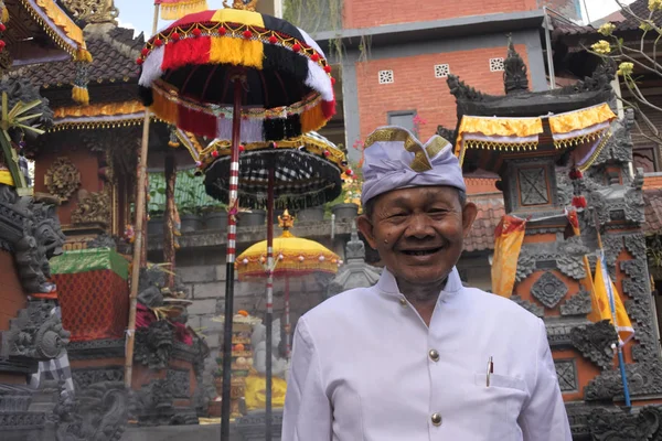 Senior Balinese man viert Galungan Kuningan vakantie in BA — Stockfoto