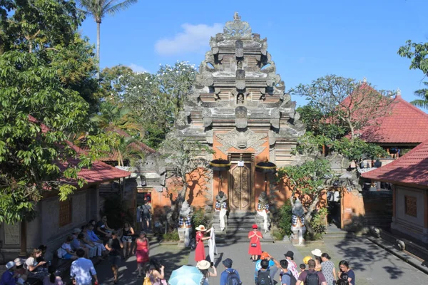 Ubud Palace Bali Endonezya havadan görünümü ziyaretçiler