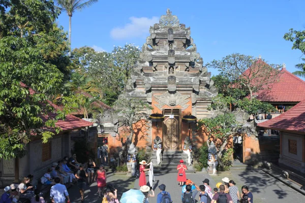 Bezoekers van Ubud Palace Bali Indonesia Aerial view — Stockfoto
