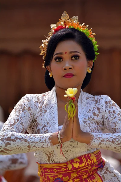 Balinese woman dancing Tari Pendet Dance in Bali Indonesia — Stock Photo, Image