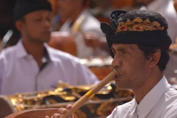 Orquestra gamelã balinesa tocando música tradicional em Bali Ind — Fotografia de Stock