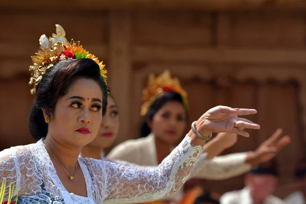 Balinesiska kvinnor dansar Tari Pendet Dance i Bali Indonesien — Stockfoto