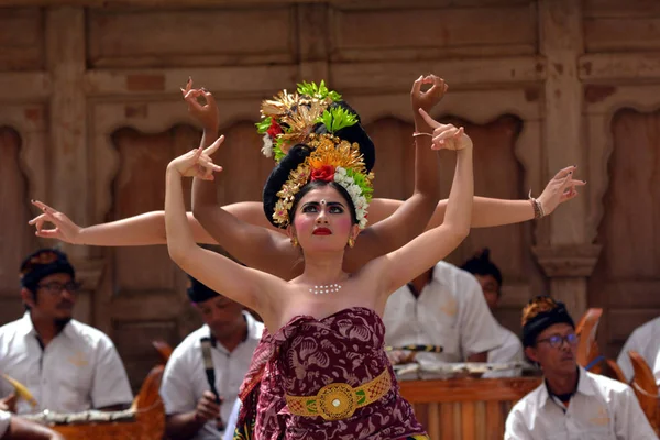 バリインドネシアでタリペンデットダンスを踊るバリの女性 — ストック写真