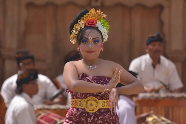 Mujer balinesa bailando Tari Pendet Danza en Bali Indonesia — Foto de Stock