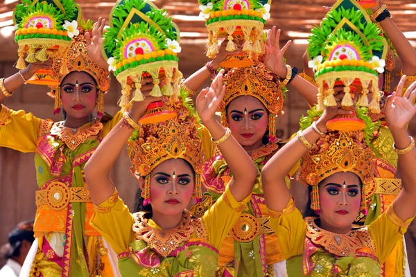 Balinese women dancing Tari Pendet Dance in Bali Indonesia — Stock Photo, Image