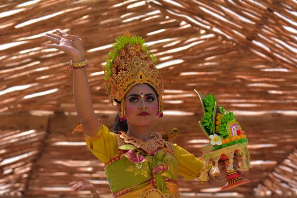 Balinesisk kvinna dansar Tari Pendet Dance i Bali Indonesien — Stockfoto