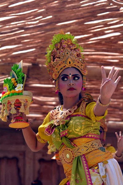 Balinesisk kvinna dansar Tari Pendet Dance i Bali Indonesien — Stockfoto