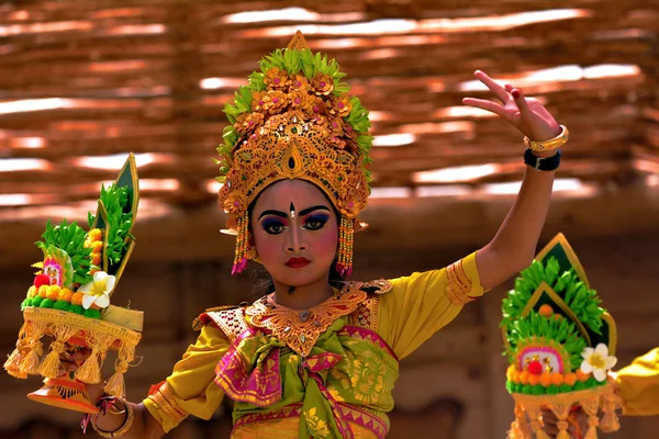 Balinesisk kvinna dansar Tari Pendet Dance i Bali Indonesien — Stockfoto