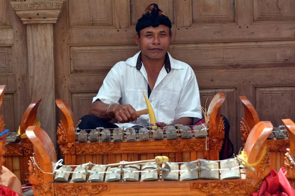 Indonezyjski człowiek gra tradycyjna atmosfera gamelan muzyki na Bali indonesi — Zdjęcie stockowe