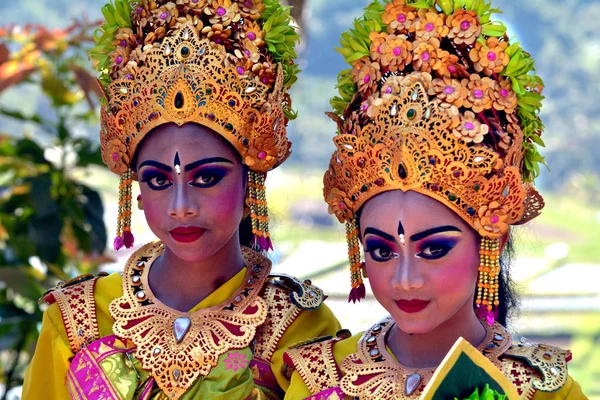 Balinese vrouwen dansen Tari Pendet Dance in Bali Indonesië — Stockfoto