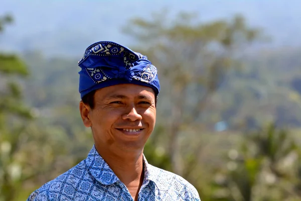 Felice uomo balinese sorridente all'aperto a Bali Indonesia — Foto Stock