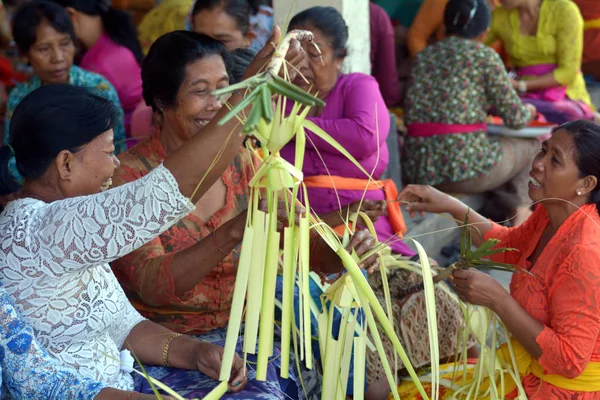 Geleneksel Hindu sunan dekorasyon i hazırlanıyor Bali kadınlar
