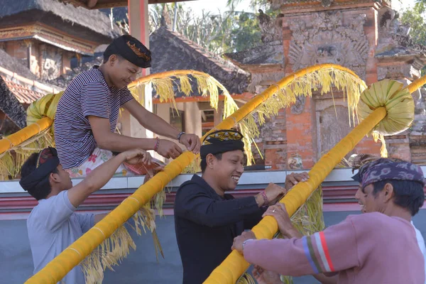 Balinese homens preparando tradicional Bali Penjor bambu pólo em Ba — Fotografia de Stock