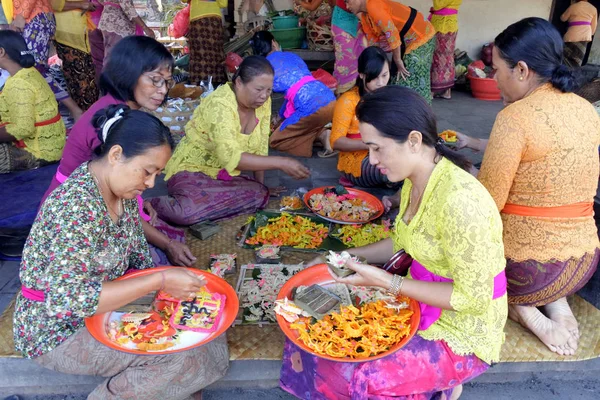 Mulheres balinesas preparando tradicional hindu oferecendo decoração i — Fotografia de Stock