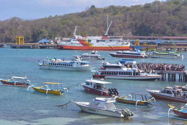 游客登上快艇渡轮到吉利群岛巴厘岛因多尼西 — 图库照片