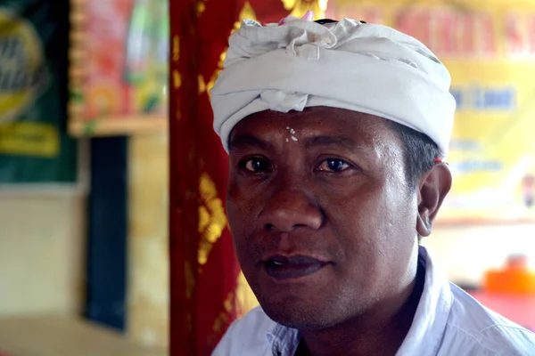 Bali Julho 2019 Homem Indonésio Hindu Vestido Com Roupas Tradicionais — Fotografia de Stock