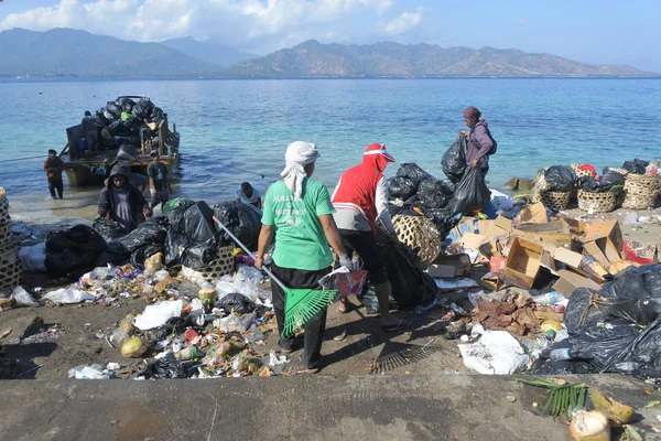 Hombres Indonesios Limpiando Basura Gili Air Island Bali Indonesia —  Fotos de Stock