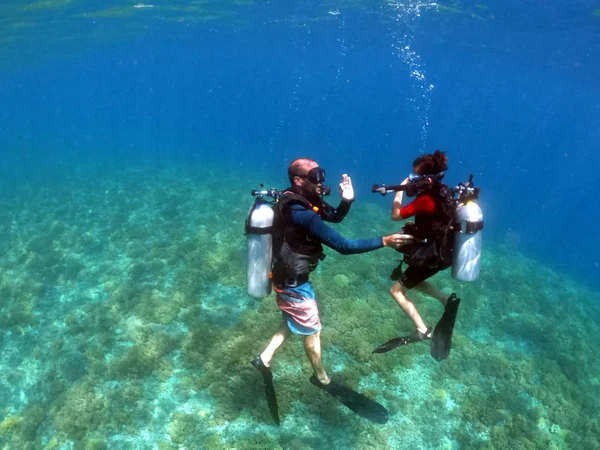 Child girl doing scuba dive course — Stock Photo, Image