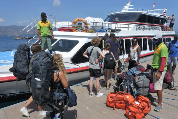 Turistas que llegan con destino a Islas Gili Bali Indonesia . — Foto de Stock