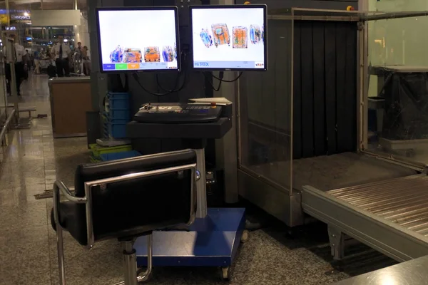 Baggage screening monitoring at Ngurah Rai International Airport — Stock Photo, Image