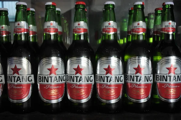 Bali Endonezya bir rafta Bintang Bira Bottels. — Stok fotoğraf