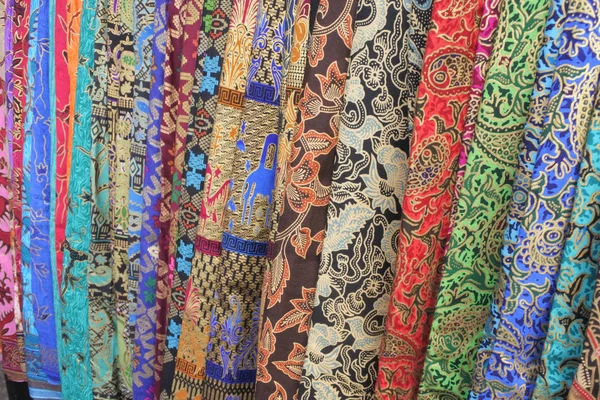 Красочные саронги на продажу в Бали — стоковое фото