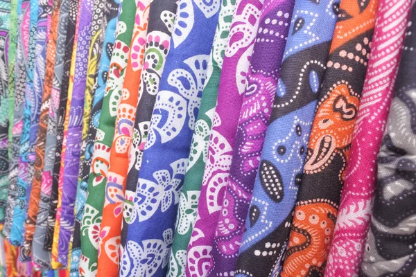 Красочные саронги на продажу в Бали — стоковое фото