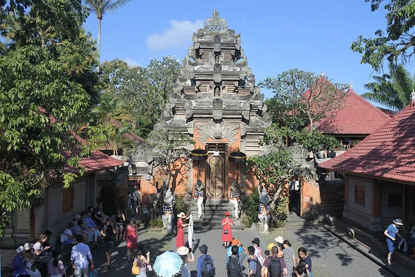 Ubud Palace Bali Endonezya havadan görünümü ziyaretçiler