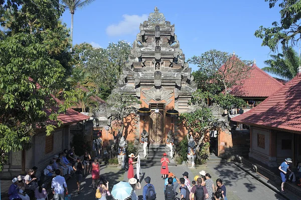 Návštěvníci na letecký pohled na palác Ubud Bali — Stock fotografie