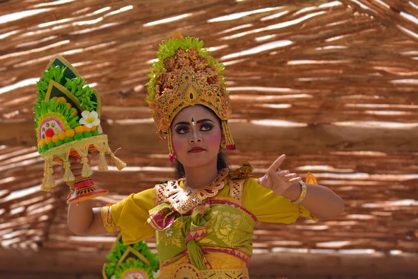 Balinesisk kvinna dansar Tari Pendet Dance i Bali Indonesien — Stockfoto