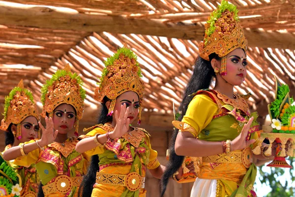 Mulheres balinesas dançando Tari Pendet Dance em Bali Indonésia — Fotografia de Stock