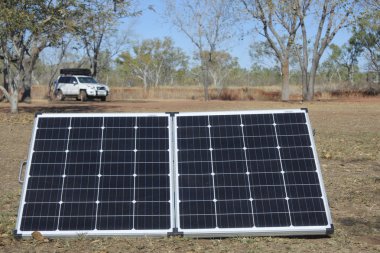 4wd aracın güneş panelleri şarj ekipmanları 