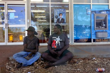 Yerli Avustralyalılar erkekler Anz banka dışında oturan