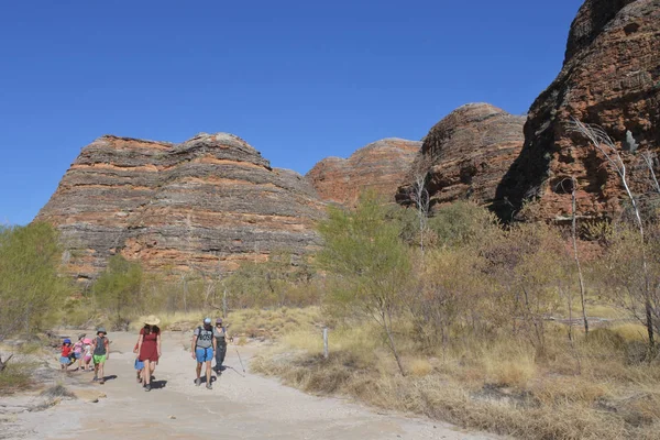 Toeristische wandelen in Bungle Bungle Range Landform in Kimberley West — Stockfoto