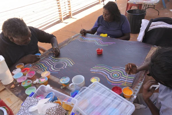 Artistes autochtones peinture point à Derby Kimberley Western Austr — Photo