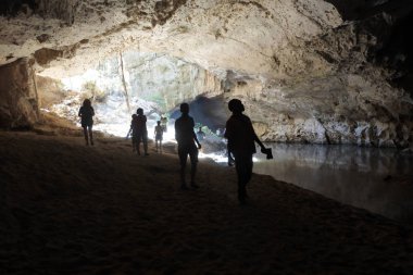 Yeraltı mağarasında yürüyüş insanların silueti